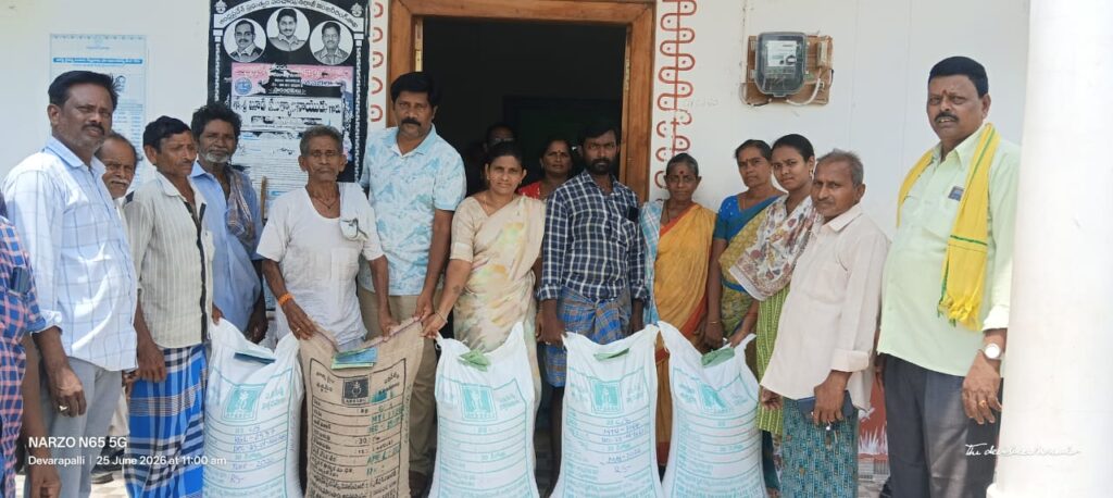 దేవరాపల్లిలో సబ్సిడీ వరి విత్తనాల పంపిణీ