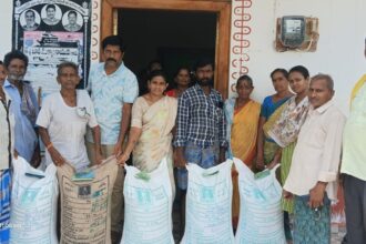 దేవరాపల్లిలో సబ్సిడీ వరి విత్తనాల పంపిణీ