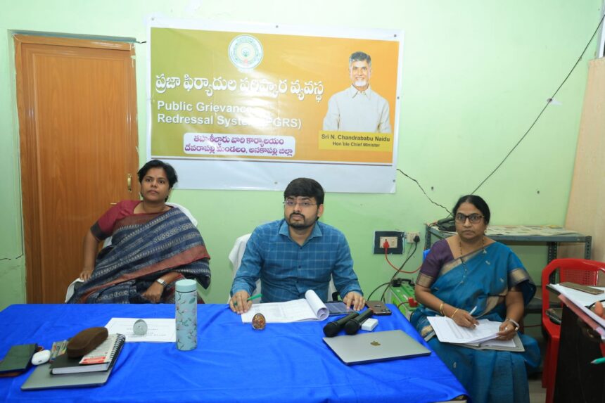 దేవరాపల్లిలో బీఎల్‌వోల పనితీరుపై కలెక్టర్ సమీక్ష