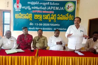 పెన్‌ పట్టిన చేతులకు రక్షణ ఏది?